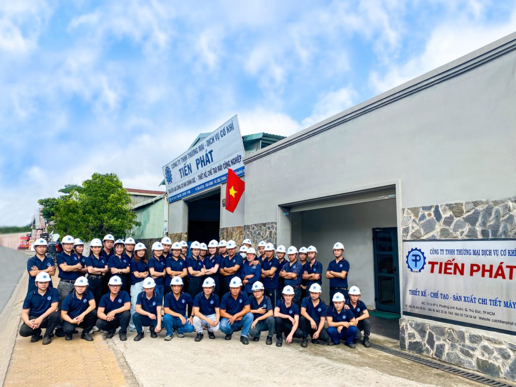 Hình Tập Thể Cán Bộ Công Nhân Viên Của Cơ Khí Tiến Phát